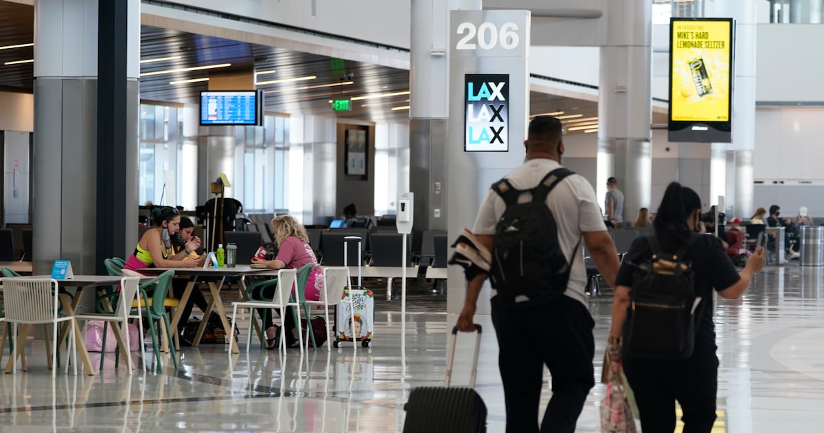 Delta flight from Los Angeles makes emergency landing due to smoke on ...