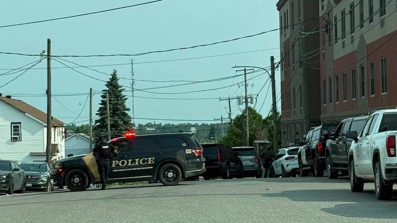Timmins police hunt for homicide suspect after overnight shooting