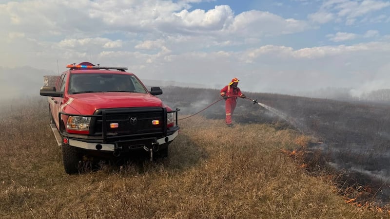 Saskatchewan fire departments battle blaze on neighbouring First Nations