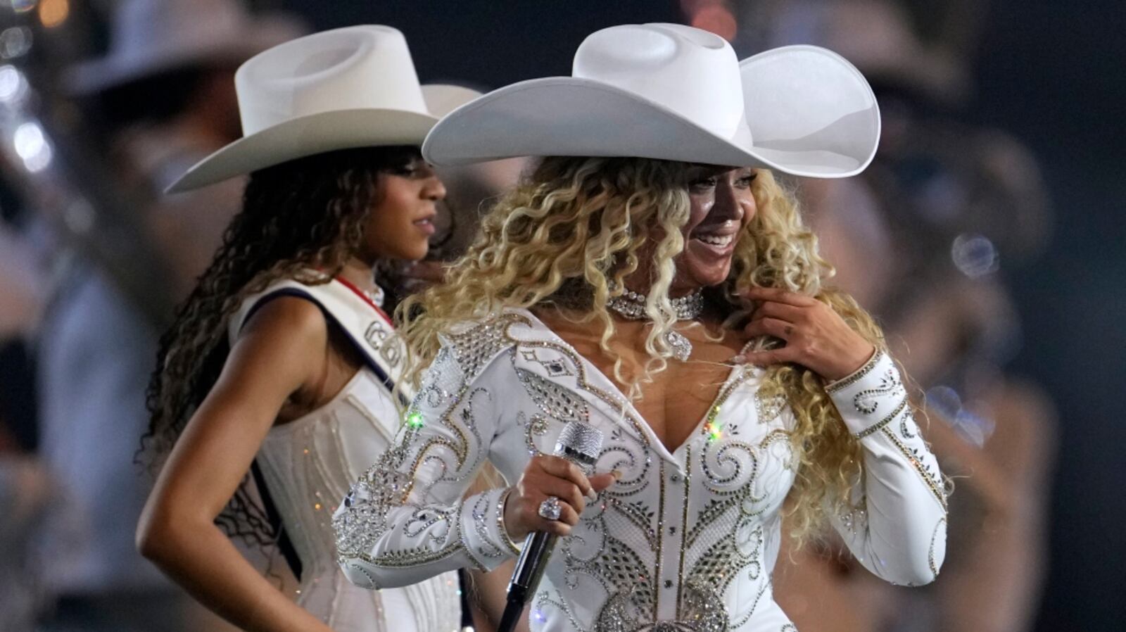 Beyoncé turns NFL Christmas Halftime Show into a 'Cowboy Carter' party ...