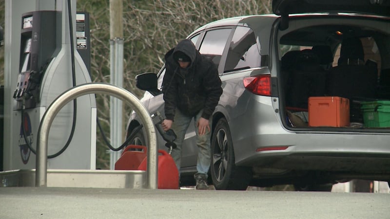 Gas station owner hosts random sales, nearly 20 cents lower than maximum price