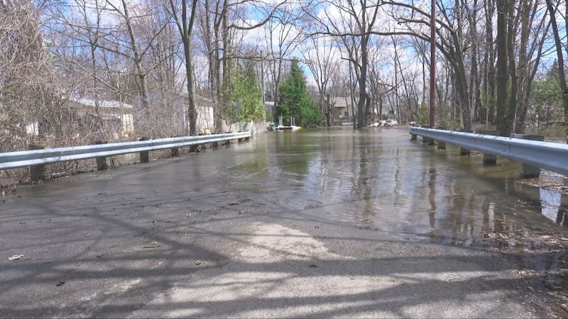 Île Mercier bridge closed to vehicles as water level rises in Rivière des Prairies
