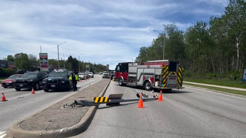 Police: Driver slams into traffic light in South Barrie