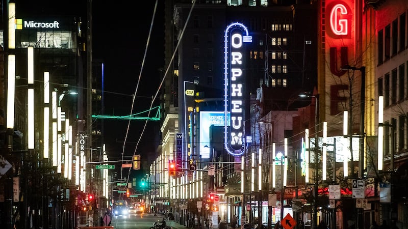 Suspects at large after man robbed, stabbed in downtown Vancouver