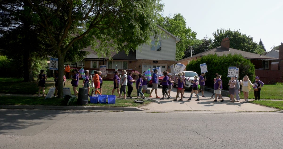 Community Living London workers escalate strike, picket executive director’s home