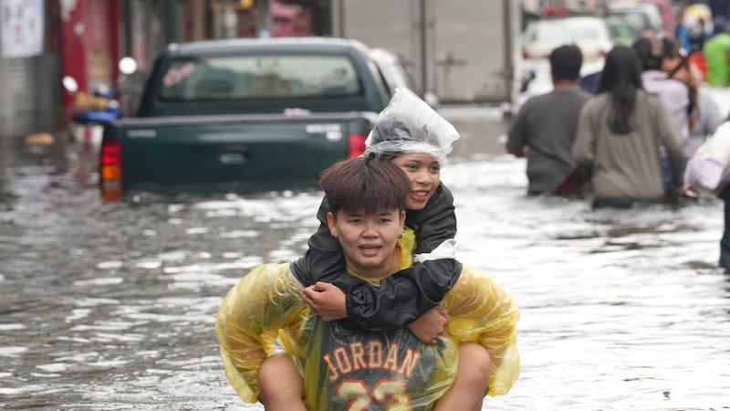 Bangkok floodwaters begin to ease after torrential rains affect 700,000 people