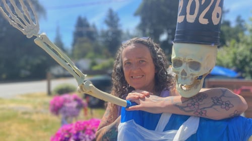 B.C. woman uses giant skeletons to inspire smiles year round