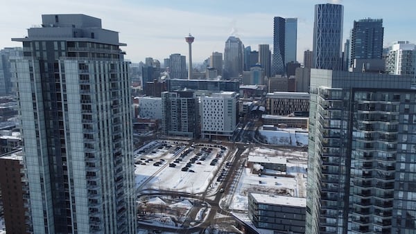 Hundreds line up to oppose Calgary’s controversial rezoning policy
