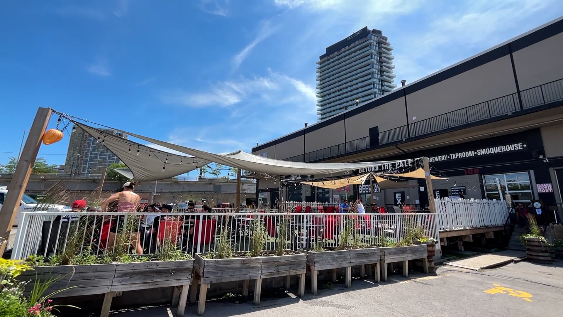 Nearby businesses seeing boost from Ottawa Bluesfest crowds