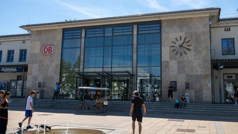 A British woman is fatally stabbed at a station in Germany. Police detains a suspect