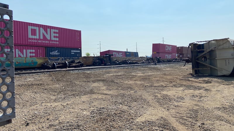 Crews cleaning up train derailment in Regina