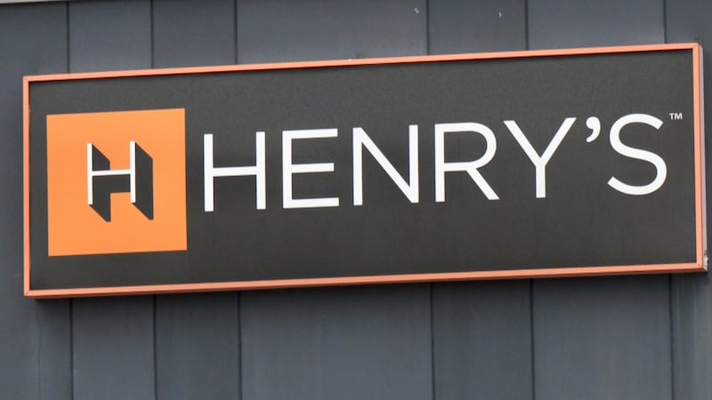 Smash-and-grab attack on Henry’s Camera store in Barrie’s south end