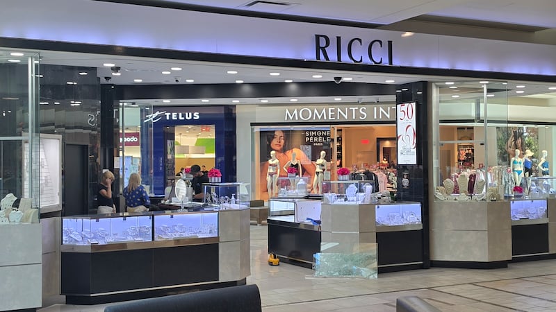 4 teens arrested after jewelry store heist at Place Rosemère