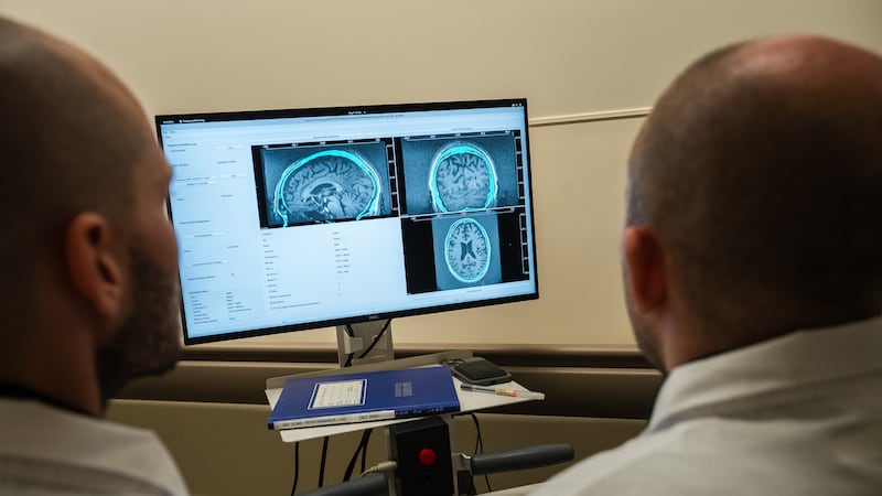 Quebec medical professionals getting bonuses to bridge pay gap with Ontario