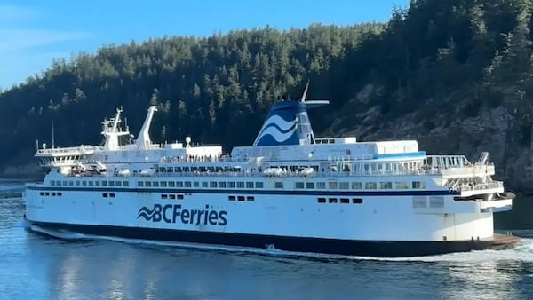 Crowds pack BC Ferries, Vancouver airport as long weekend begins