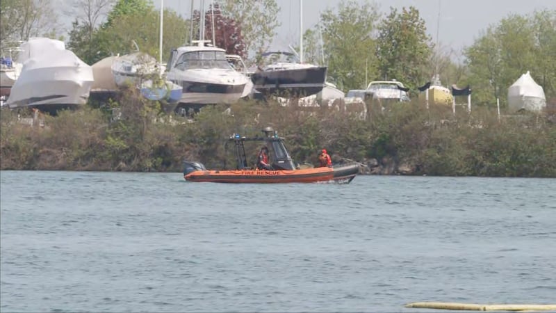 Man rescued as search continues for 1 other person after boat capsizes near Cherry Beach