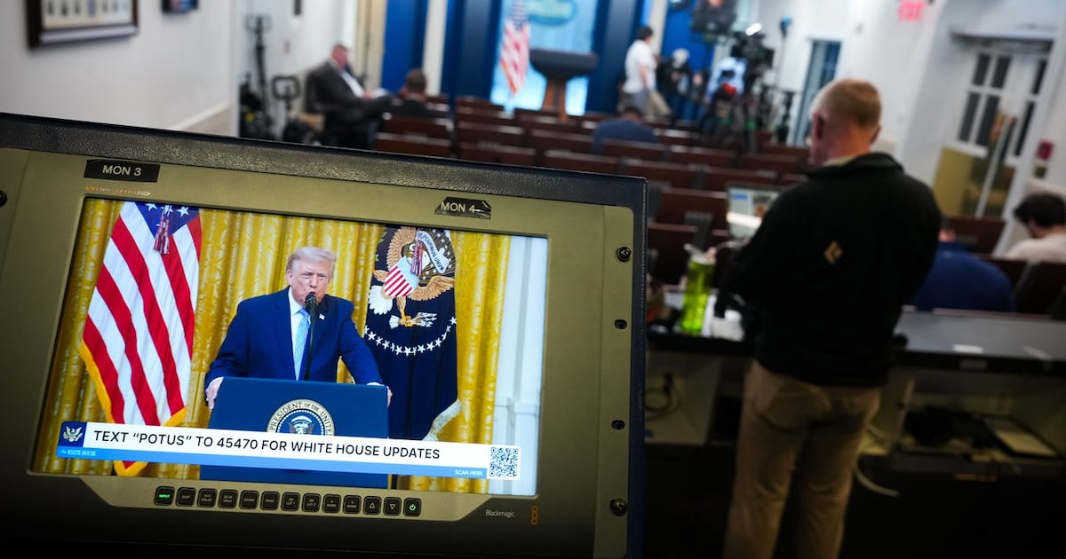 Journalists urge correspondents’ association to stand up to Trump at ...