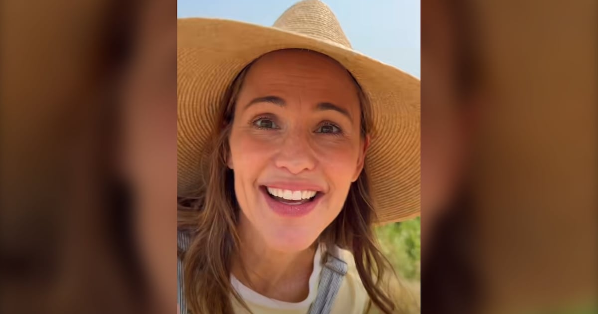 Actor Jennifer Garner appears at Sask. farm near Weyburn