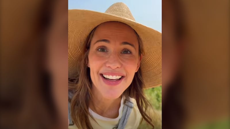 Actor Jennifer Garner appears at Sask. farm near Weyburn