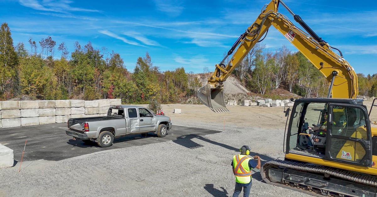 Khu vui chơi xây dựng mới ở Northern Ontario cho phép du khách vận hành máy xúc, máy ủi thực tế trong môi trường an toàn có giám sát, với trải nghiệm đập phá ô tô là điểm nhấn chính. (Supplied/MASHinery Inc.) (Ảnh: CTVNews)