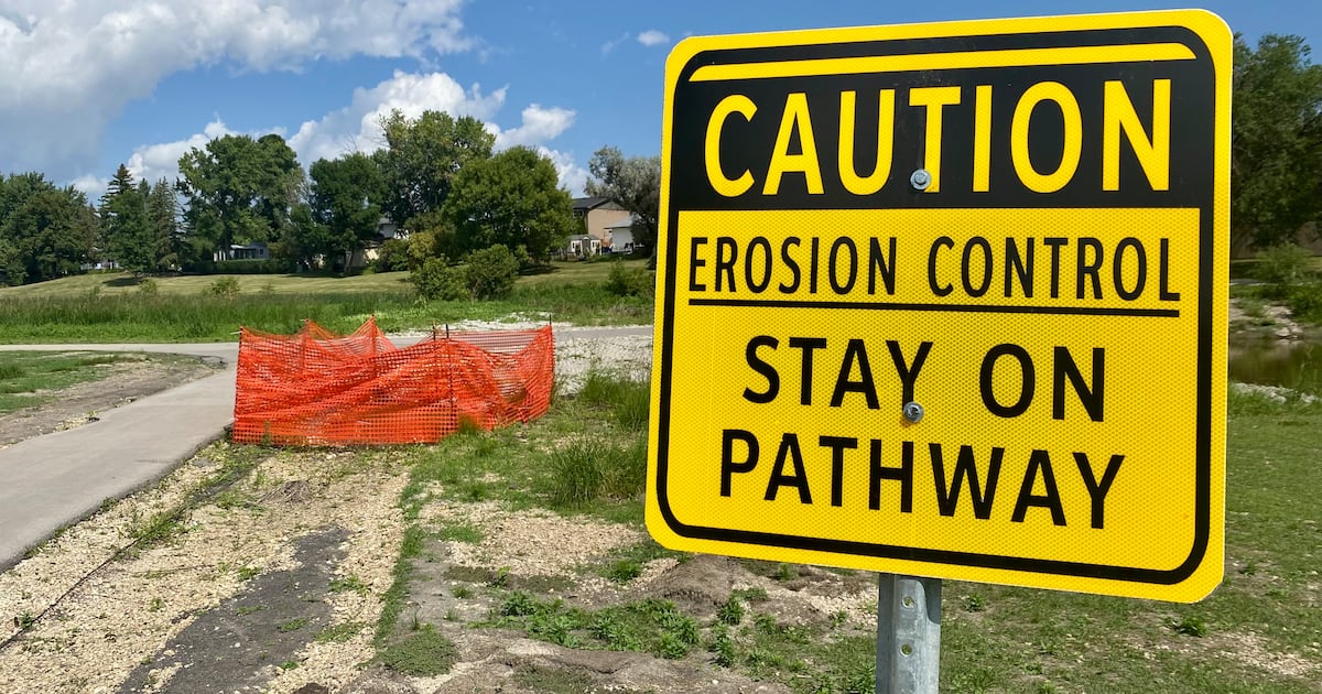 ‘Stay on pathway': Sinkhole appears near Winnipeg active transportation route