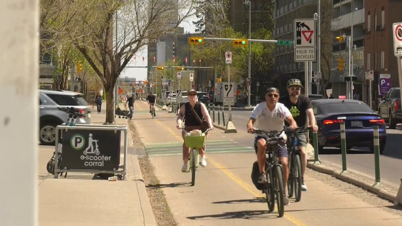 Calgary mayor sparring with Alberta government as it takes aim at bike lanes
