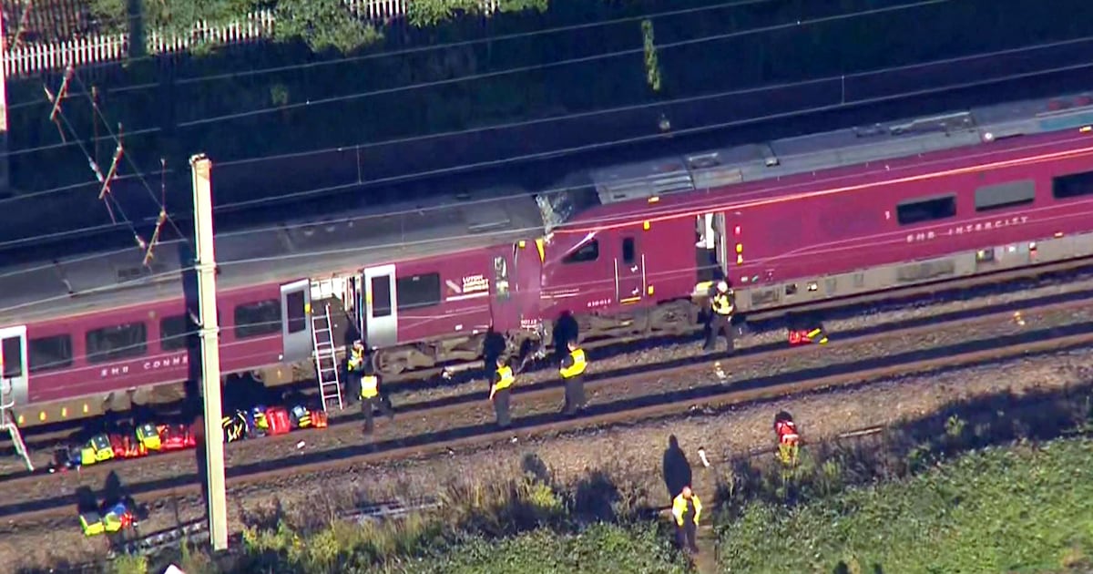 Uno muerto, varios heridos después de dos trenes chocan cerca de Londres, Reino Unido.