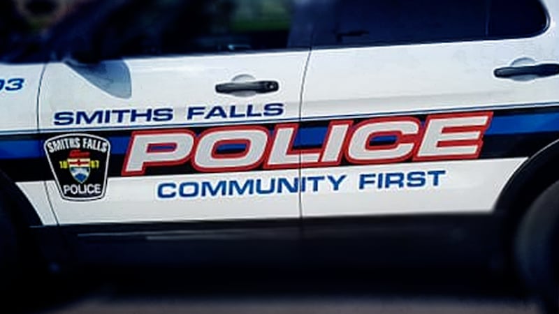 Driver charged after striking two pedestrians with vehicle in Smiths Falls, Ont.