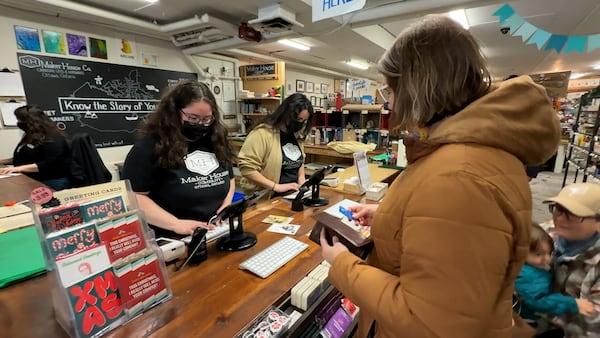 More Canadians shopping local, seeking discounts this Christmas