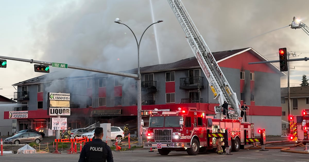 Fire tears through north Edmonton apartment building