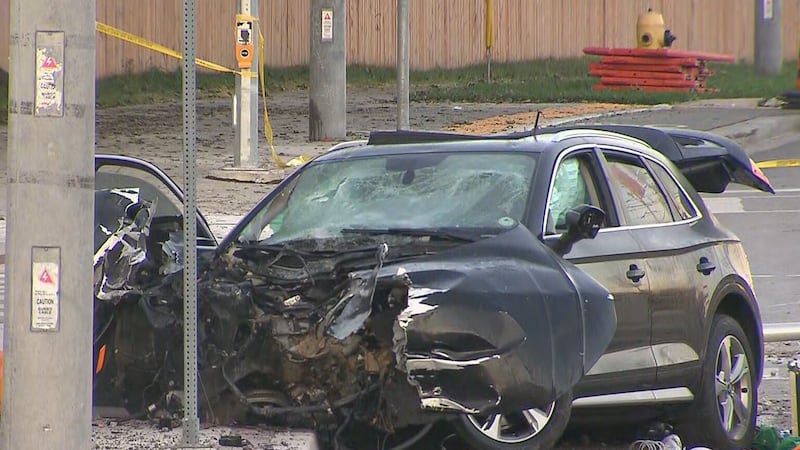 Two men killed after vehicle hits traffic light pole in North York