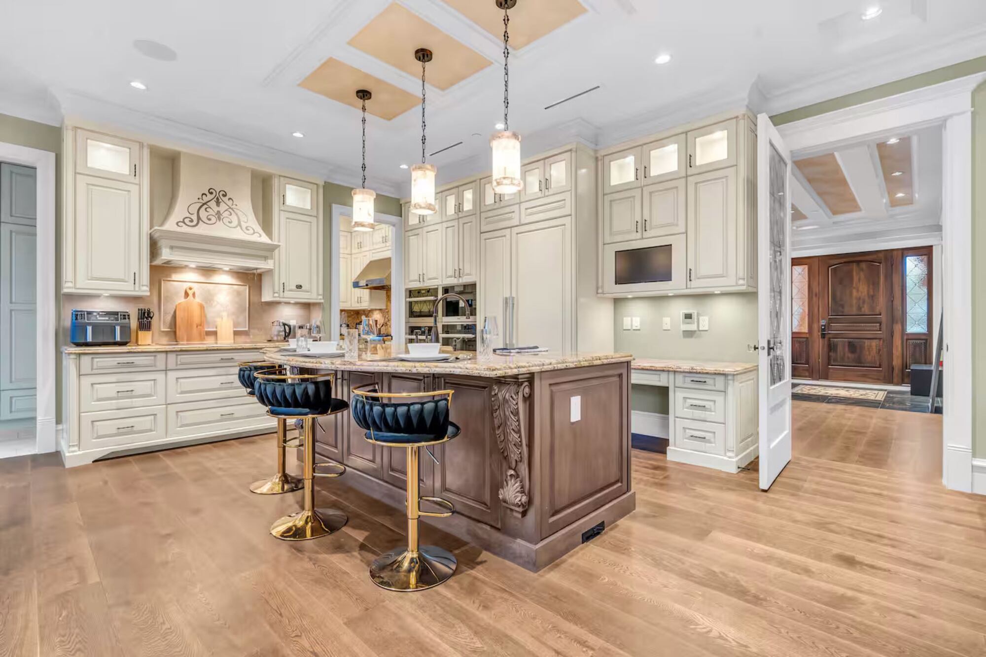 Curated visual reference: Picture Idea: Inside Canada S Top Rated Luxury Airbnbs That Are Worth