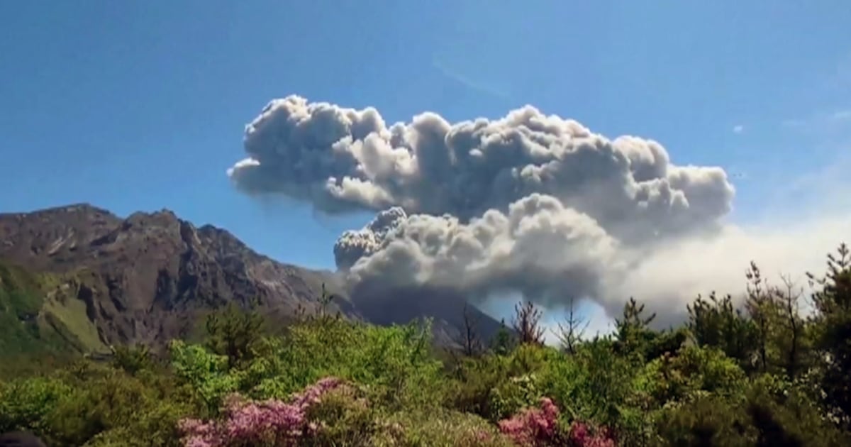 Sakurajima: Japan volcano erupts again