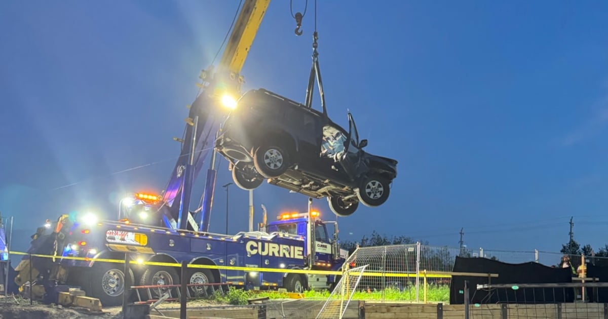Truck falls 16 feet into Barrie construction site pit