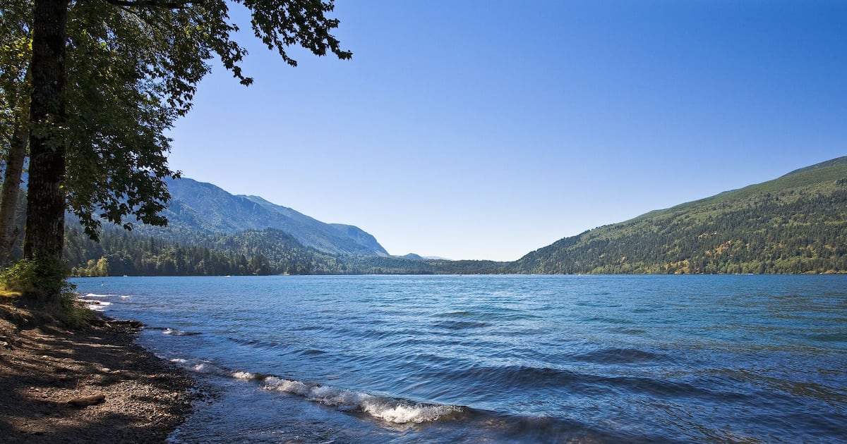 Teenage girl may have drowned in Cultus Lake after falling off paddleboard: police