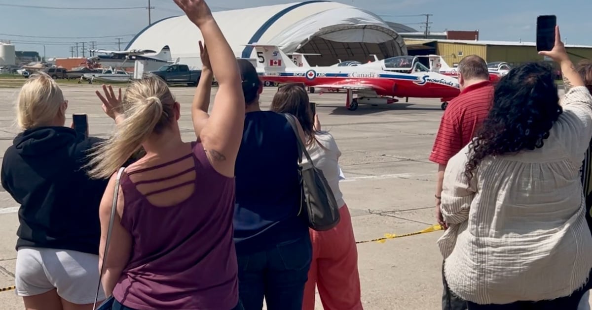 Saskatoon spectators seize chance to see one last flyover by the Snowbirds