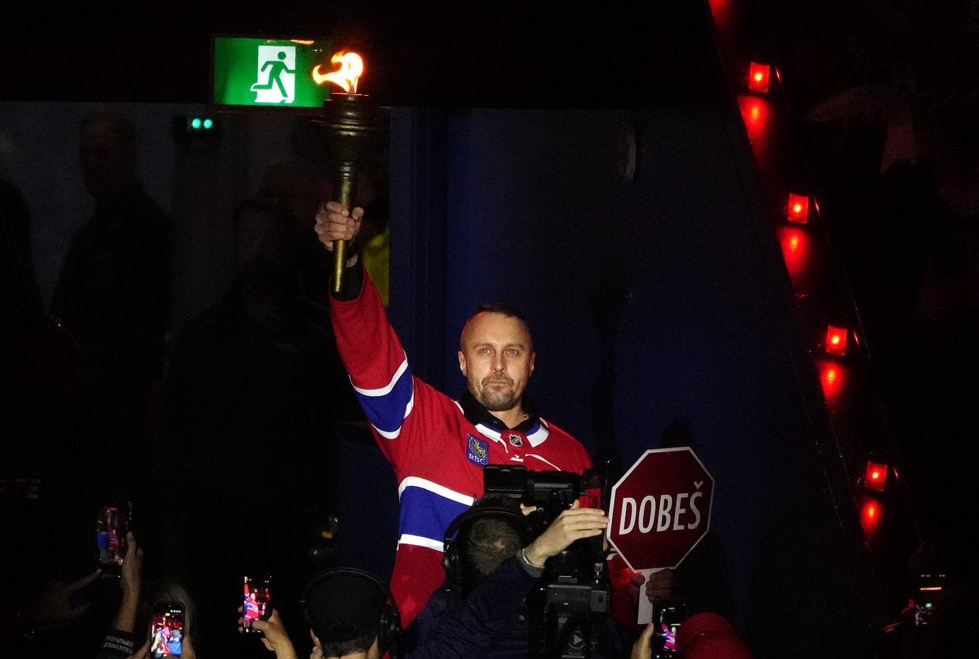 Former Canadiens goalie Halak carries torch to raucous ovation before playo