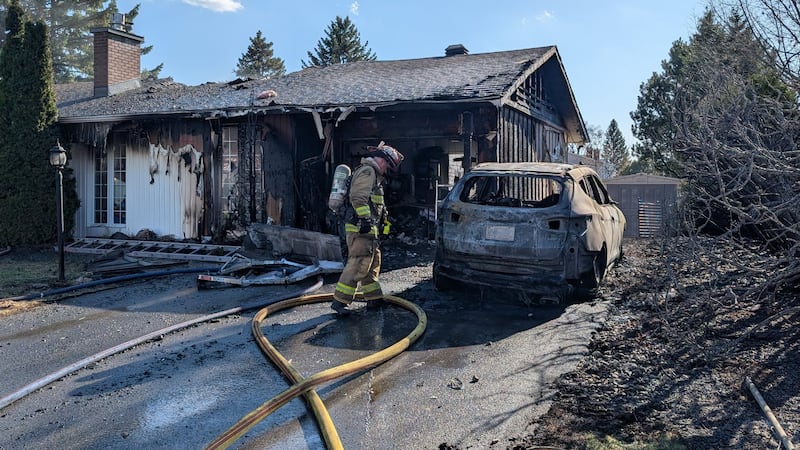 Ottawa firefighters respond to hedge fire that spread to house, vehicle