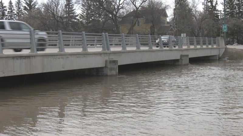 Snowmelt and warm temperatures drive flood threat along Manitoba’s Icelandic River