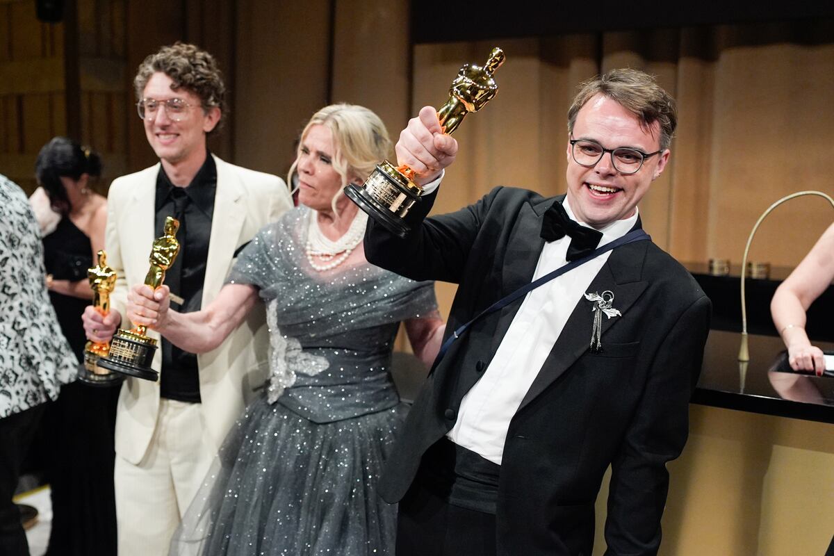 Oscar-winning director's statuette lost on trans-Atlantic flight, later found by Lufthansa — image 1
