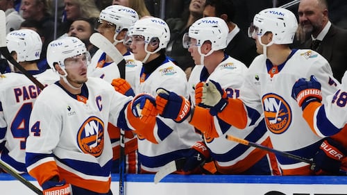 Bo Horvat leads New York Islanders to 4-1 win over Toronto Maple Leafs