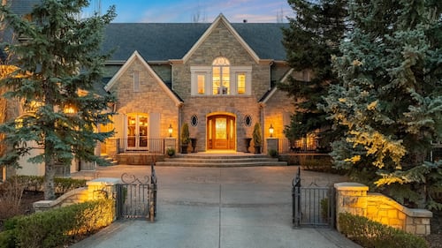 Inside 12231 Lake Louise Way S.E., in Calgary, Alta. (jamienewton.ca)