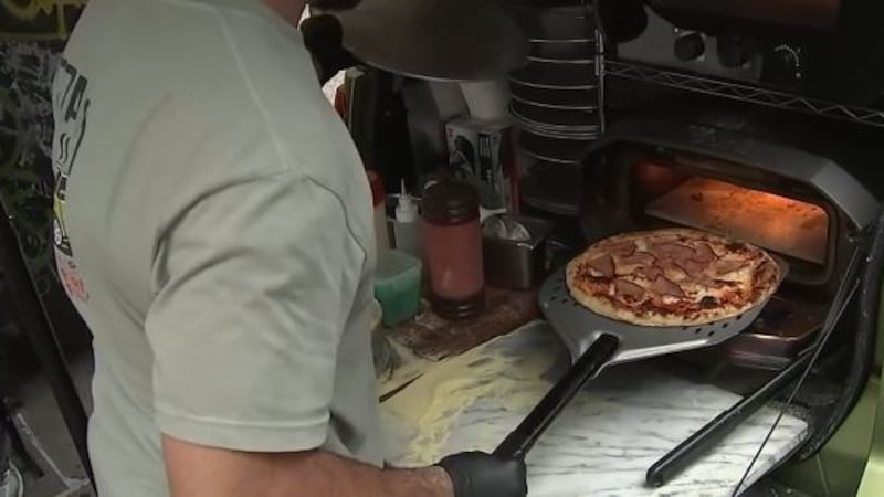 Crowds flock to ‘New York City’s smallest pizzeria’ in trunk of smart car