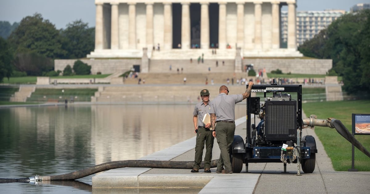 Arbeiter lassen das Lincoln Memorial Reflecting Pool im Rahmen von Trumps ...