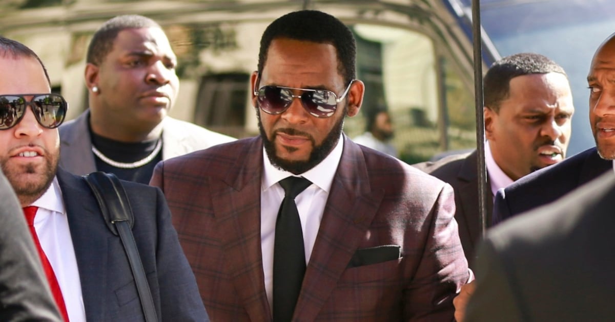 R. Kelly's manager charged with phone threats to theatre