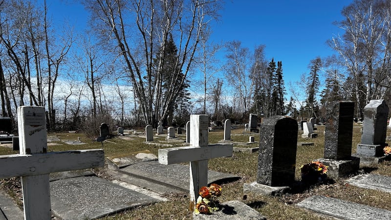 ‘The bank keeps going away’: Cemetery plots at risk of falling into Lake Winnipeg
