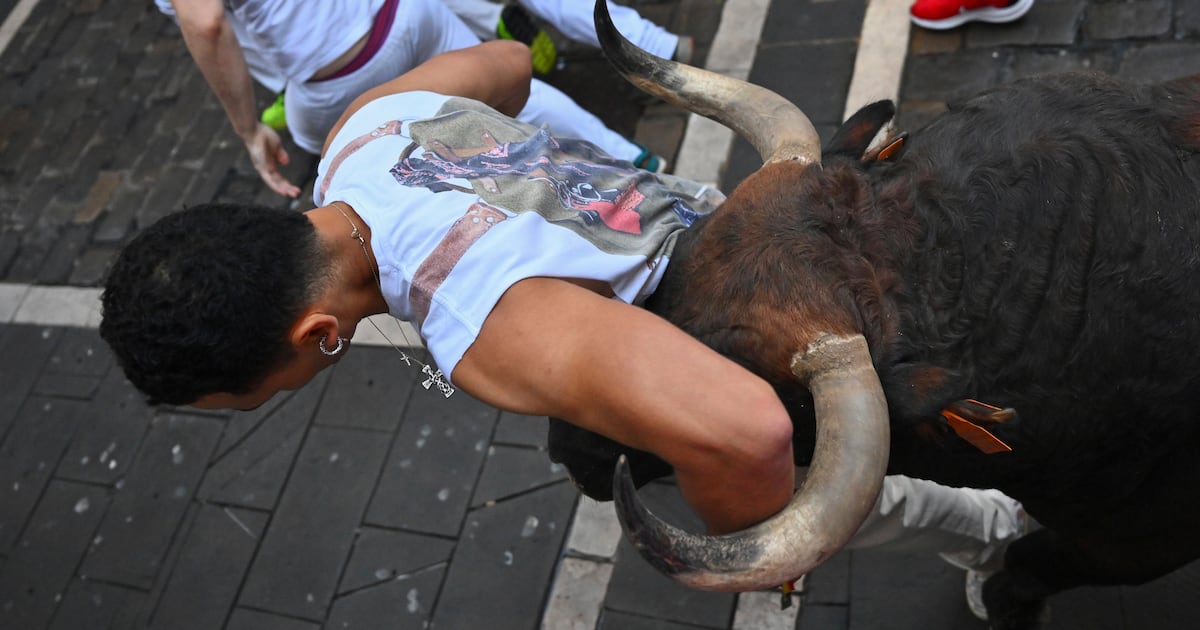 Bei einem Stierlauf in Spanien wurde ein Mann aufgespießt und sieben ...