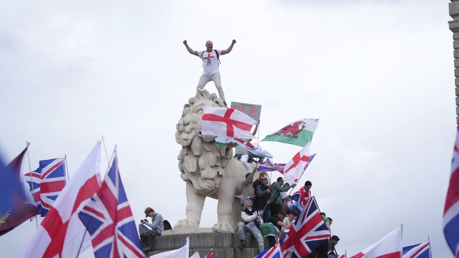 Tommy Robinson march draws thousands in London