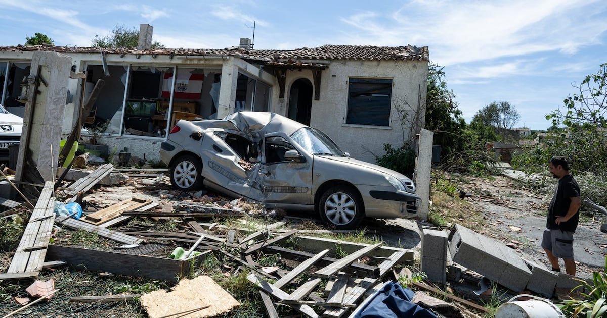Ein Tornado fegt durch ein Dorf in Südfrankreich, verletzt 39 Menschen und ...