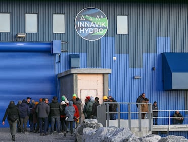 Arctic Remote Energy Networks Academy (ARENA) participants tour the Innavik Hydro site in Inukjuak, October 2024. (Photo by Lina Forero)